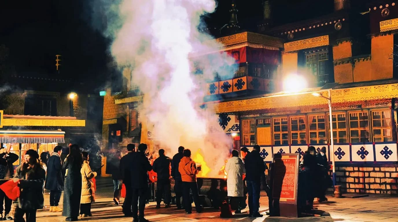 People offer incense at Zhaji Temple